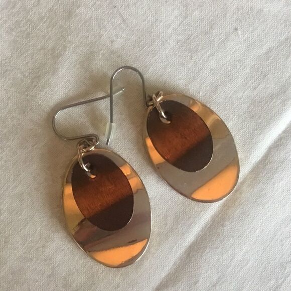 $10 ea or 3/$20 Goldtone Oval Earrings - Picture 1 of 6